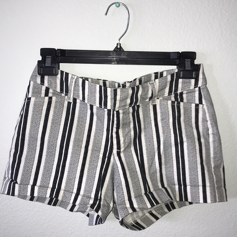 💙3/$20 Vertical striped shorts! 🤍🖤